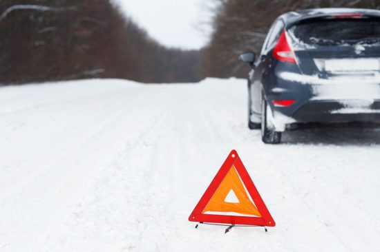 スリップして自損事故を起こした車