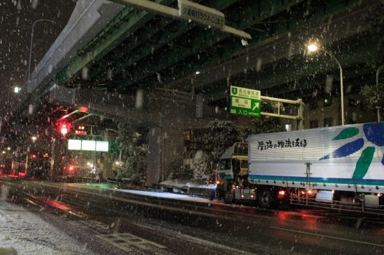 雪によって通行止めになった高速道路入口