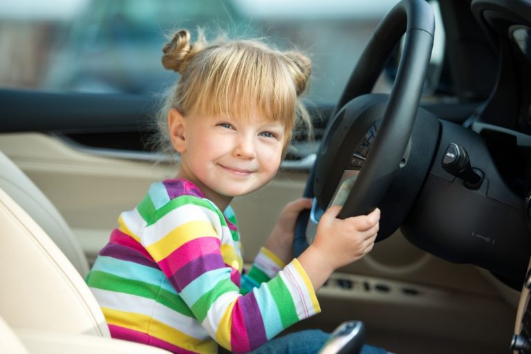 運転席に座る子供