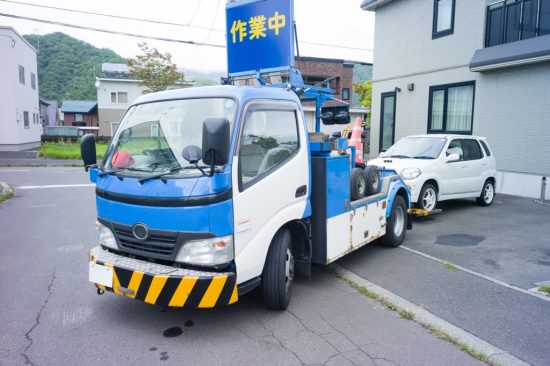 レッカーする牽引車