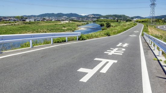 「止まれ」と書かれた道路