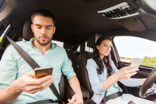 運転中にスマホを運転している人