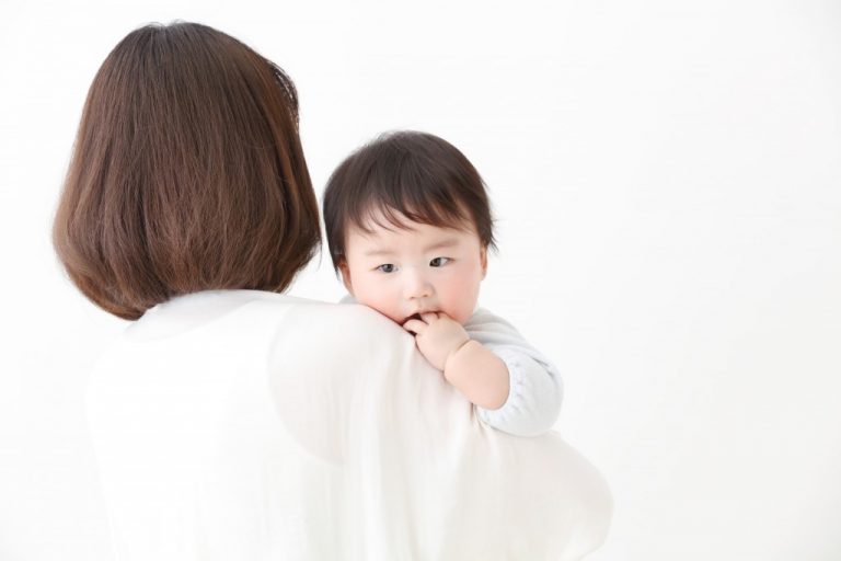 子どもを抱っこしている母親