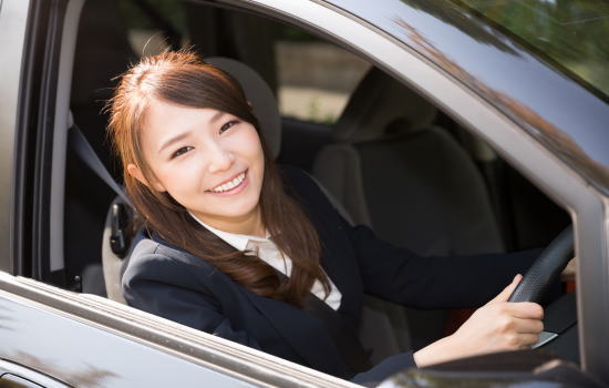 車に乗っている女性