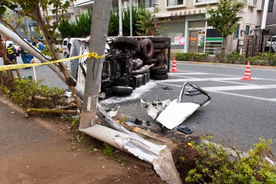 事故でボキッと折れた電柱