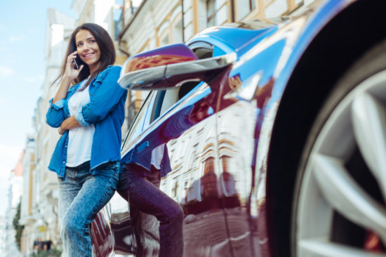 車を停めて携帯を使用する女性