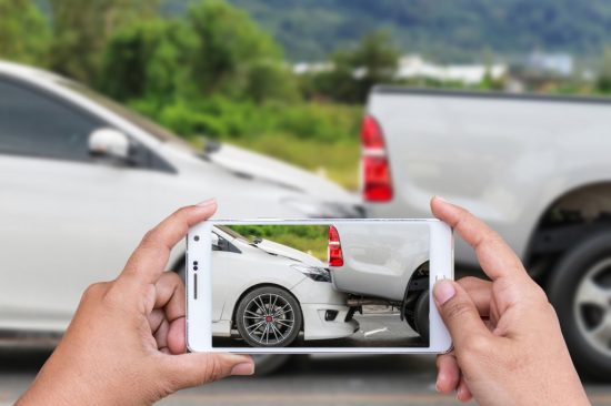 追突事故の車両をスマホで激写