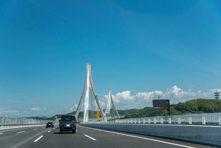 高速道路で良くある通行帯違反の内容(罰金や点数情報も）