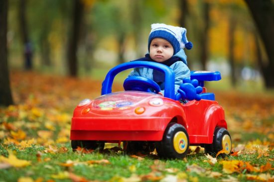 車のオモチャを運転している子供