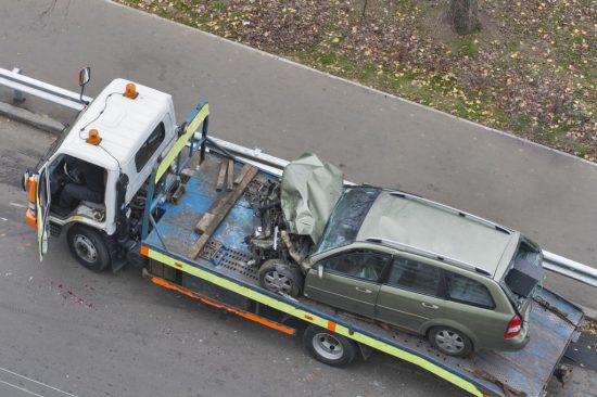 走行不能となってレッカーされる車