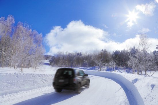 雪道を走行する車