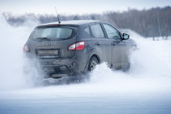 雪道を走る車