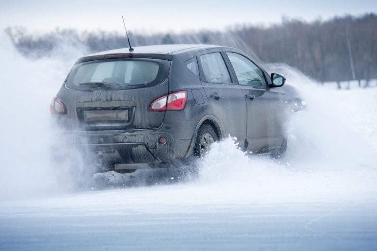 ノーマルタイヤでの雪道走行は交通違反！事故時は保険金は出るのか？チェーン規制や過失割合を考察