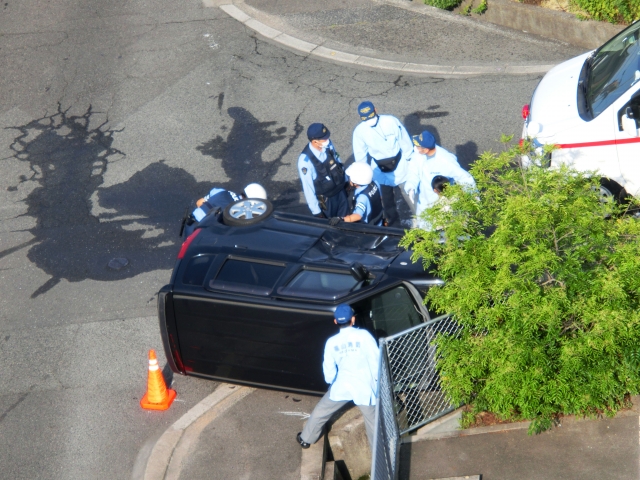 交通事故時の証拠保全-路面のタイヤ痕、落下物、事故車両などの写真も必須。