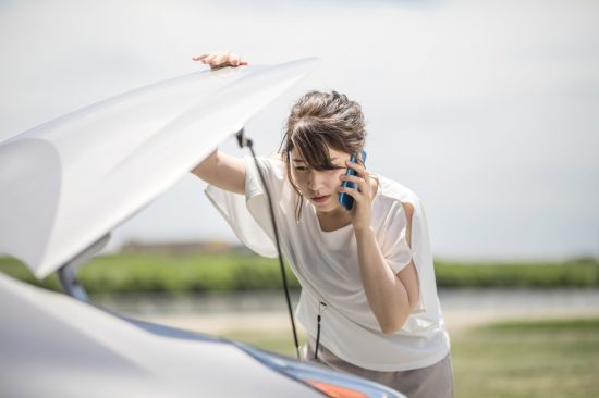 ロードサービスに電話する女性