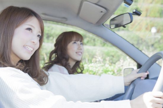 車を運転している女性