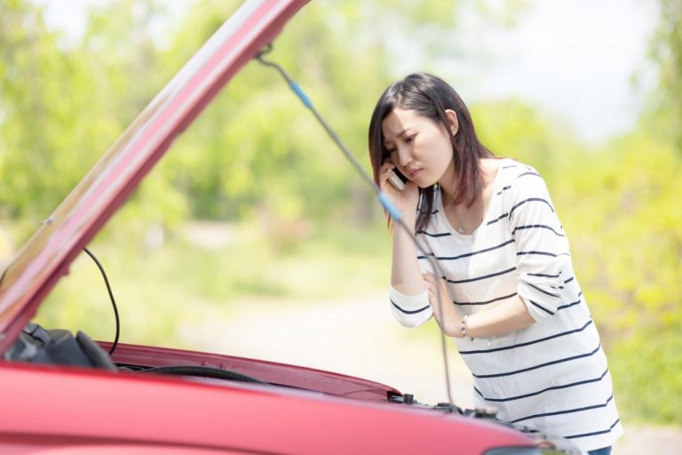 自動車保険のロードサービスの概要と料金制度について