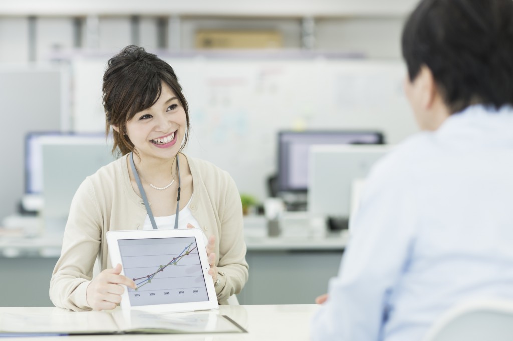 タブレットを操作する女性