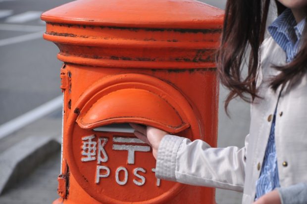 郵便ポストを利用する女性