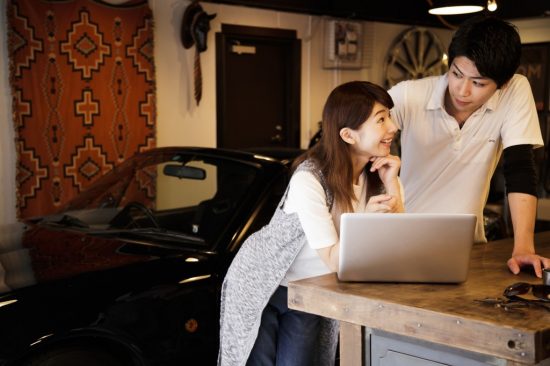 自動車保険の事をPCで考える夫婦