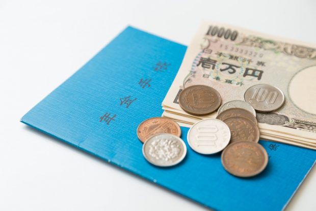 年金手帳と現金