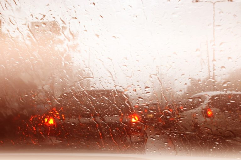 車の窓ガラスの曇りの原因と対策