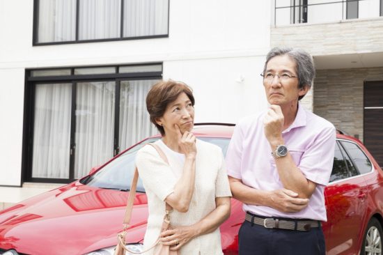 駐車場で考える夫婦