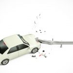 電柱に車をぶつけた場合、弁償や修理費用に自動車保険は使える？