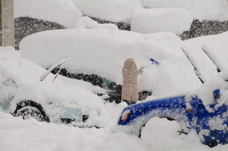 大雪で埋もれた車