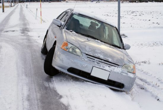 雪道で脱輪した車