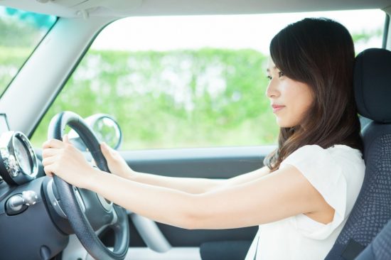 車を運転する女性