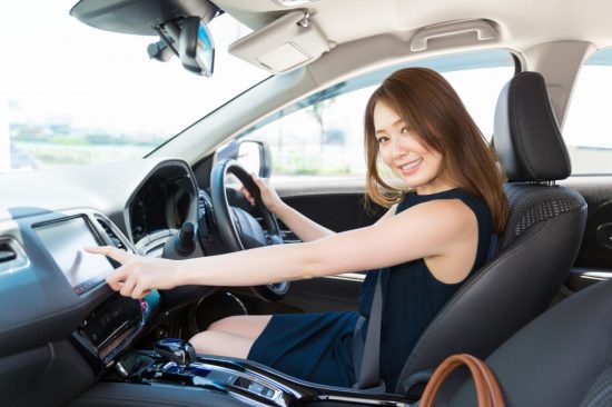 車を運転する女性