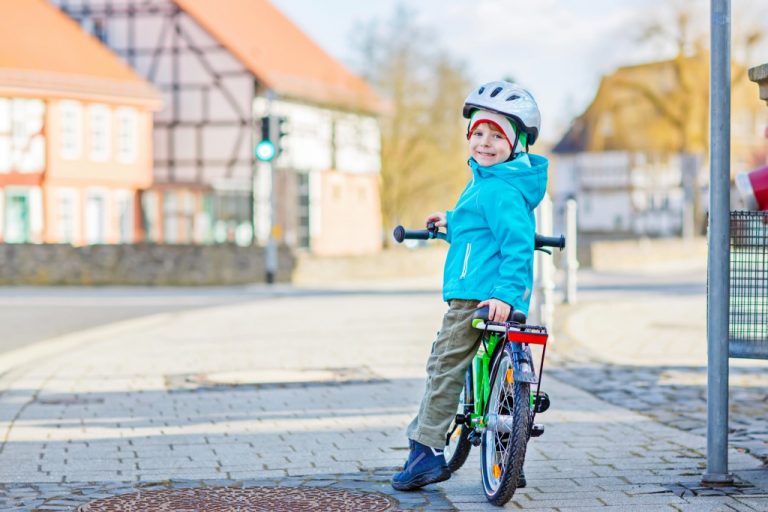 自転車によりかかる子供