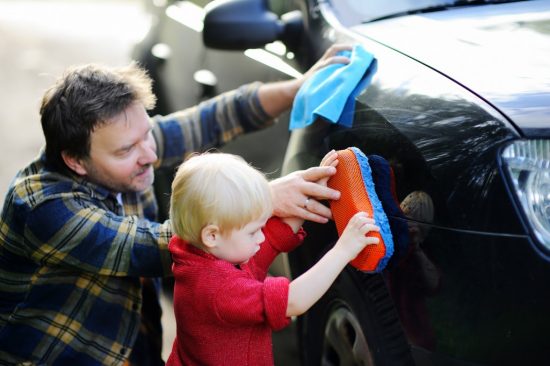 自動車を洗う親子