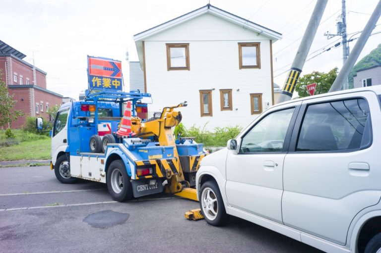 レッカーされる車