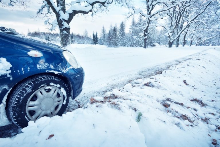 雪道でのスタックにも自動車保険のロードサービスは利用できるか？