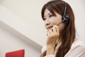 保険会社のコールセンターの女性