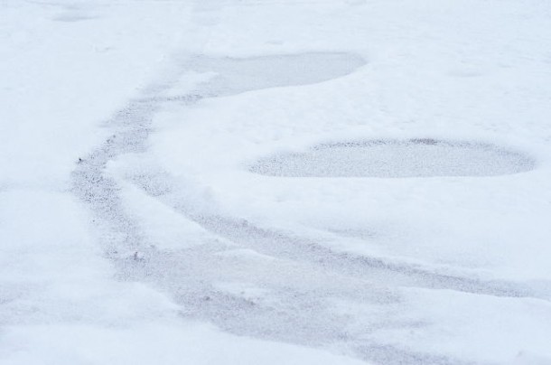 スタッドレスタイヤとチェーンの比較 雪道ではどう使い分けるべき 自動車保険ガイド スタッドレスタイヤとチェーンの比較 雪道ではどう使い分けるべき 自動車保険ガイド